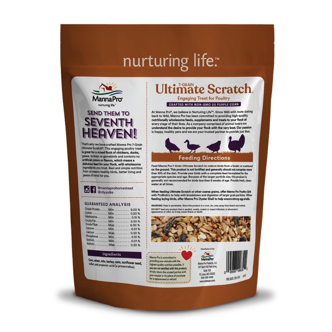 Enriquecimiento para aves en el jardín con Manna Pro 7-Grain Ultimate Scratch
