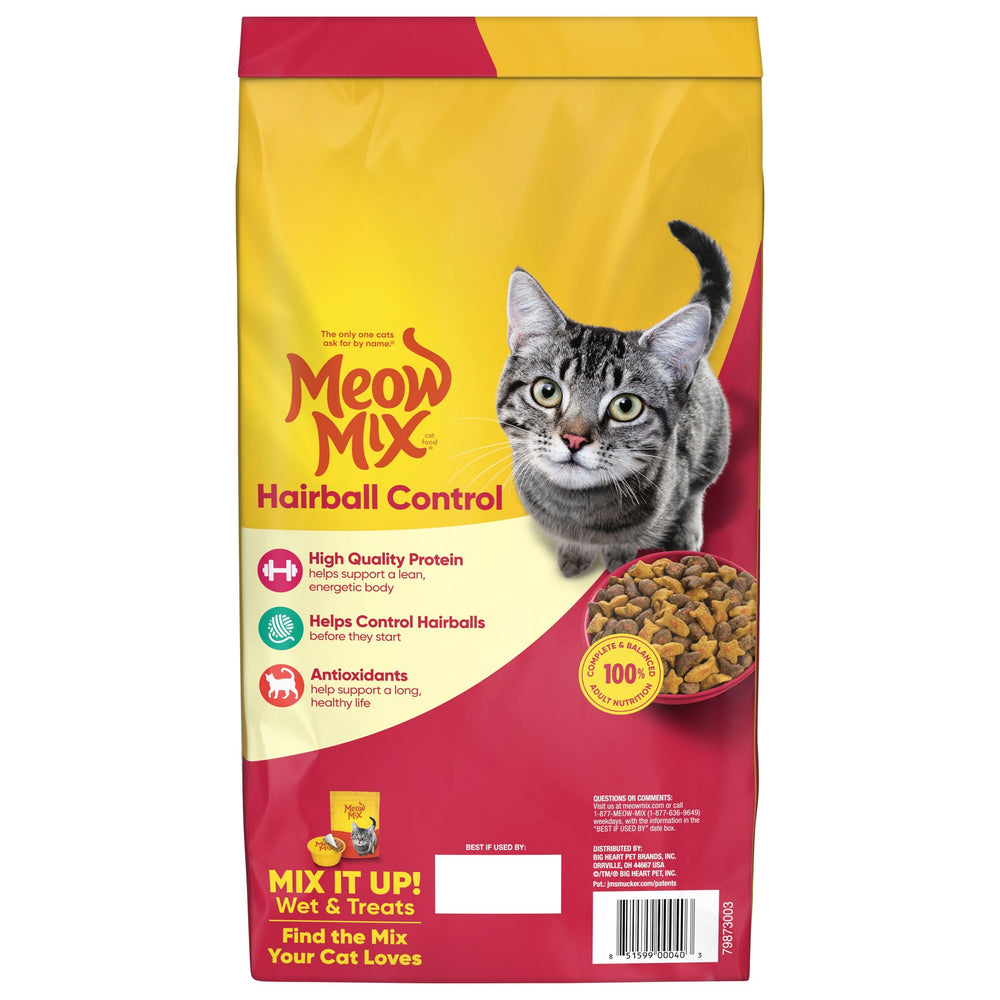 Gato disfrutando la comida Meow Mix en su cuenco favorito