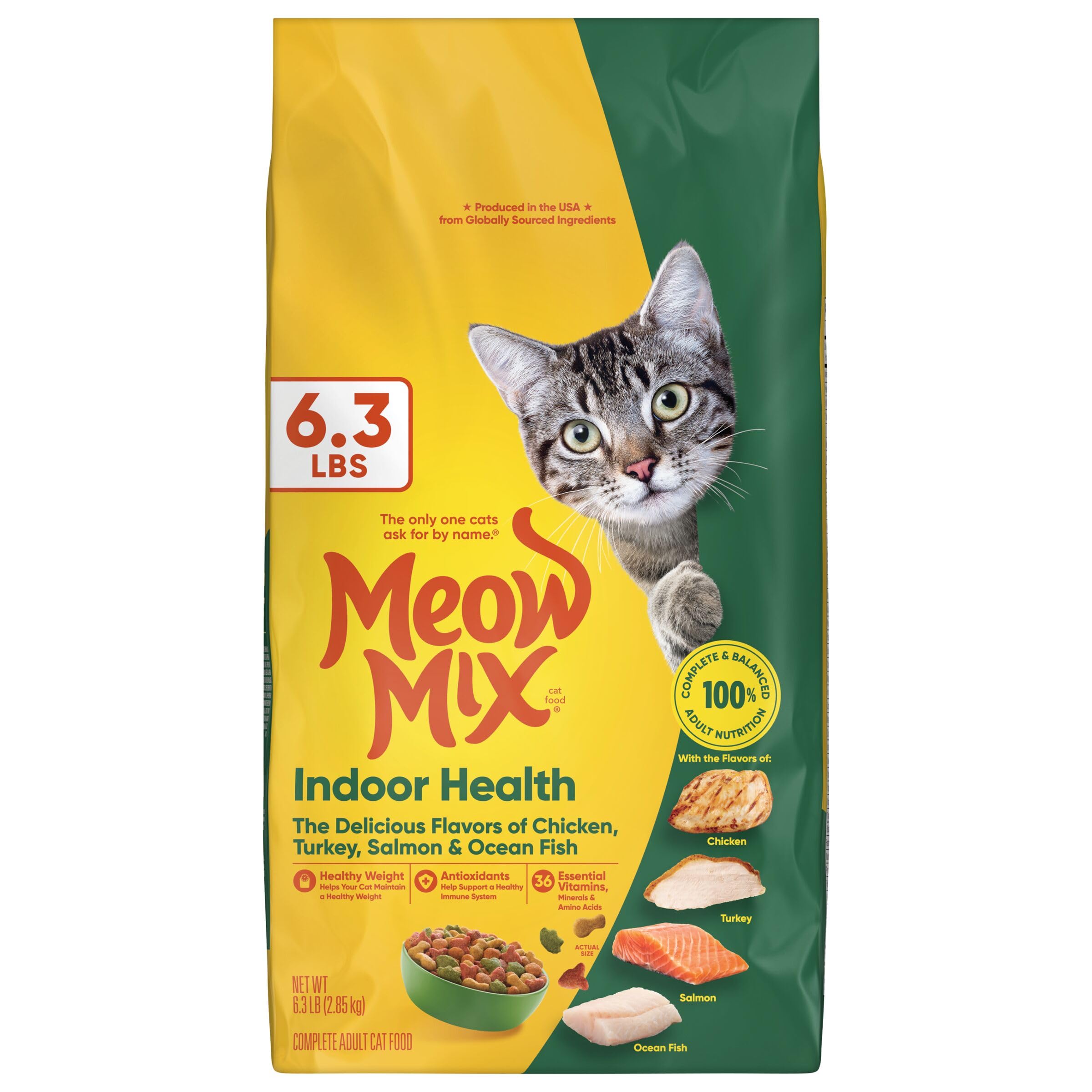 Meow Mix Indoor Health, gato disfrutando la comida en casa.