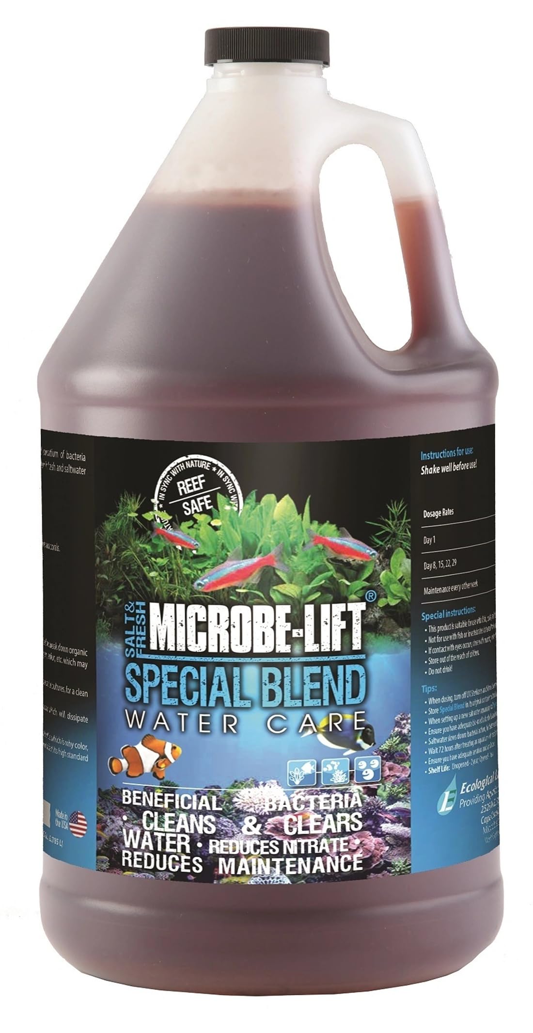 MICROBE-LIFT Special Blend vertido de la botella para iniciar biofiltración en el acuario