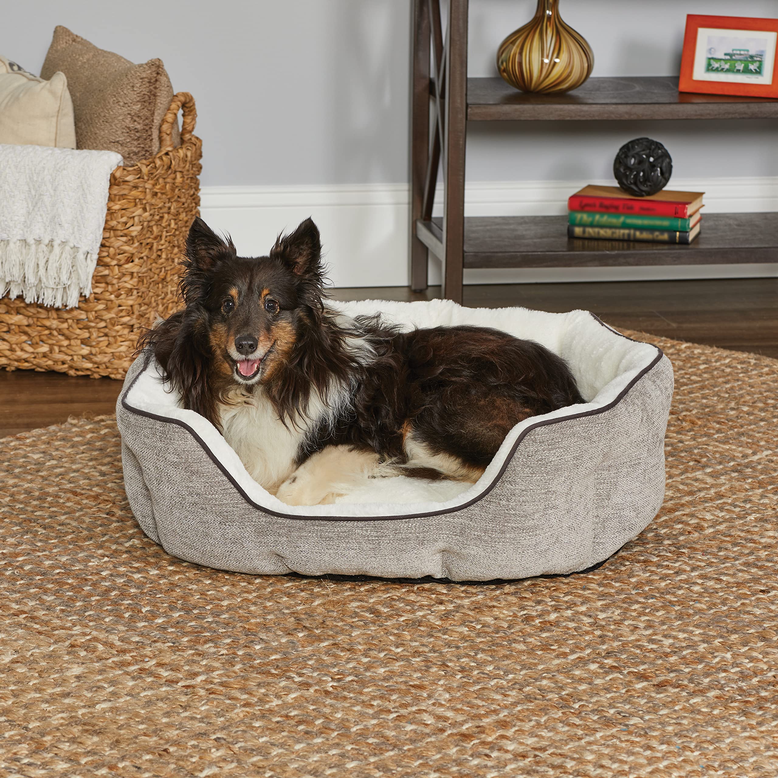 Interior de pelo suave Tulip acuna a la mascota con confort.