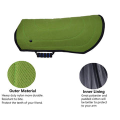 Morezi exterior de nylon resistente protege el antebrazo durante mordidas simuladas.