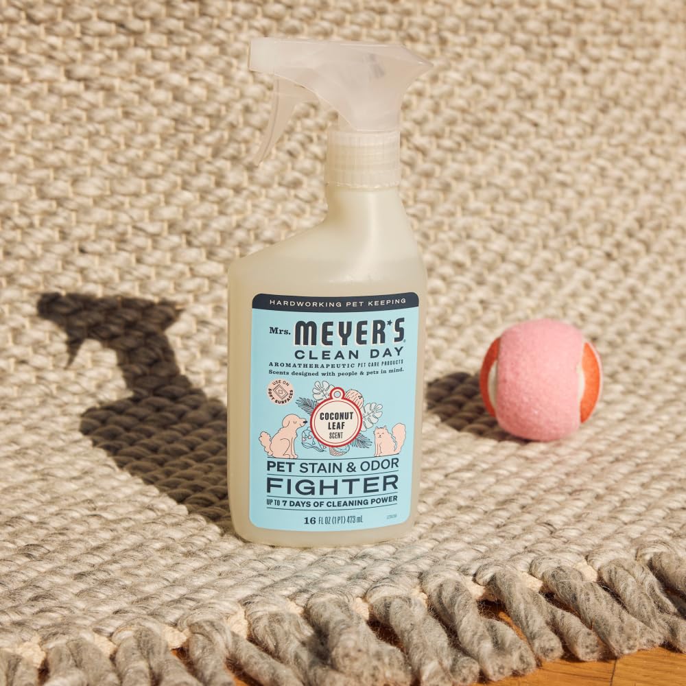 Dúo de productos de Mrs. Meyer’s para limpieza de mascotas y hogares.