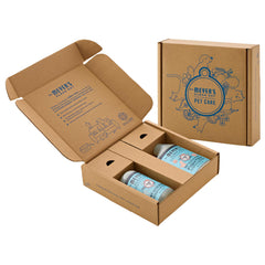 Mrs. Meyer’s Pet Stain & Odor Fighter, botella enfocada, combate manchas y olores.