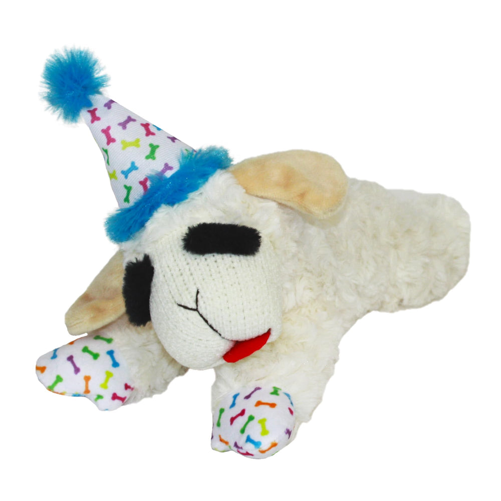 Multipet Lamb Chop con sombrero de cumpleaños azul, ideal para juego y abrazo.