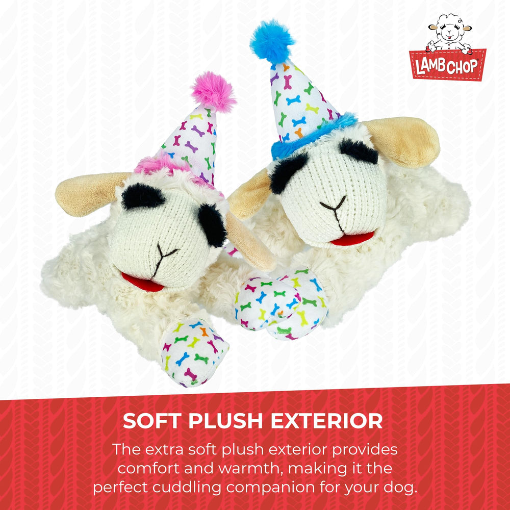 Multipet Lamb Chop sombrero azul en el detalle festivo del juguete.