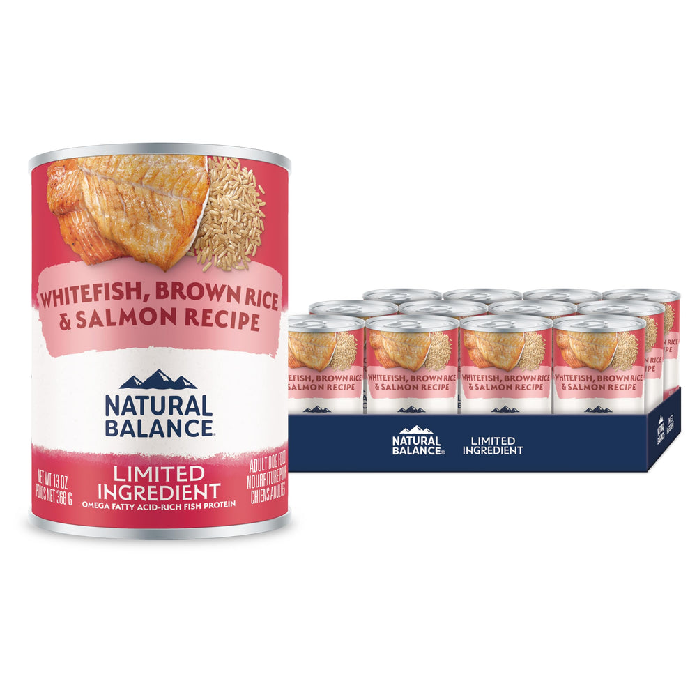 Natural Balance frente a paquete de 12 latas, opción conveniente para alimentar a tu perro.