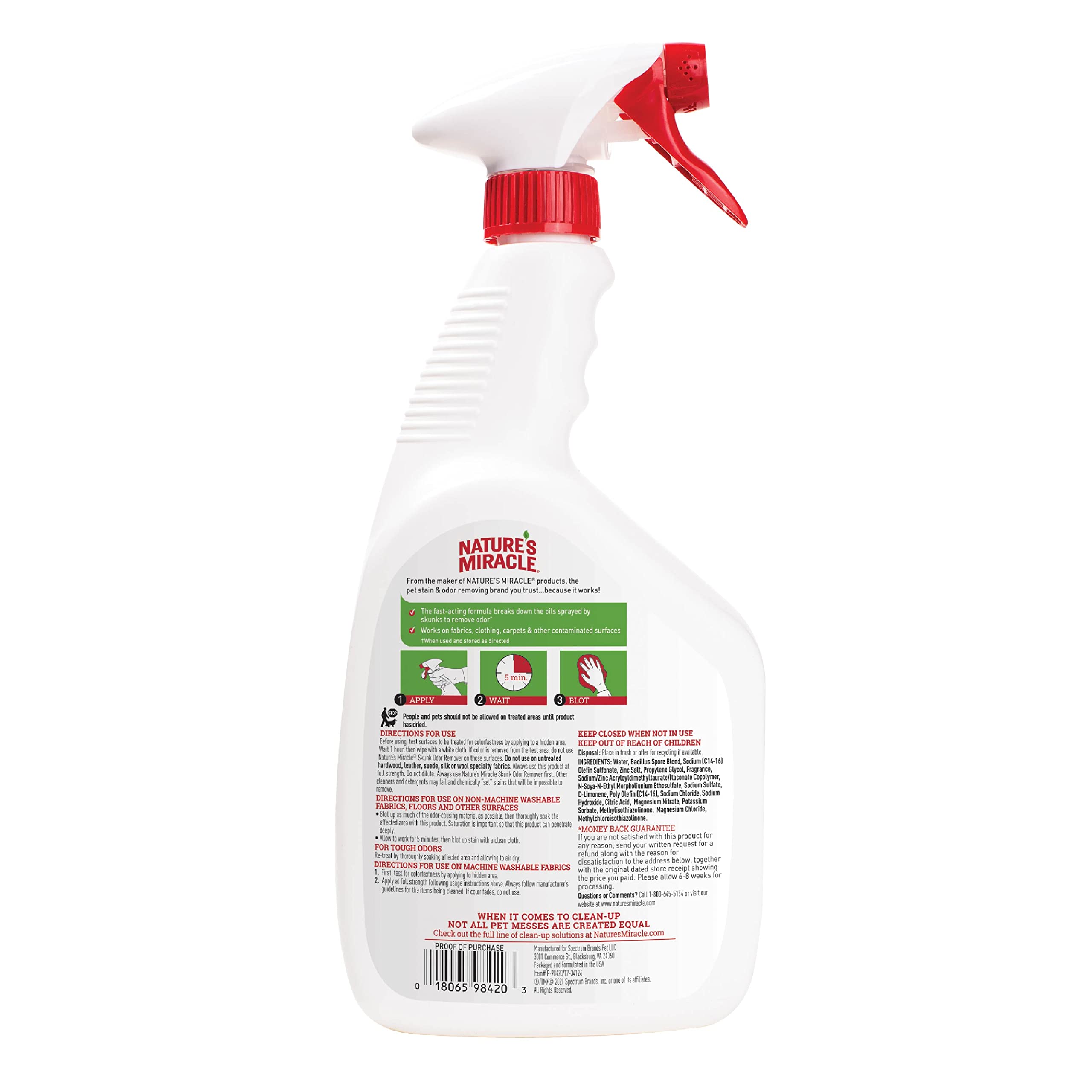 Pulvérisation du Nature’s Miracle Skunk Odor Remover sur tissu, neutralisation d’odeur.