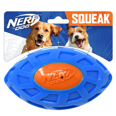 Nerf Dog 6in TPR EXO Squeak Football azul y naranja, ideal para buscar y traer