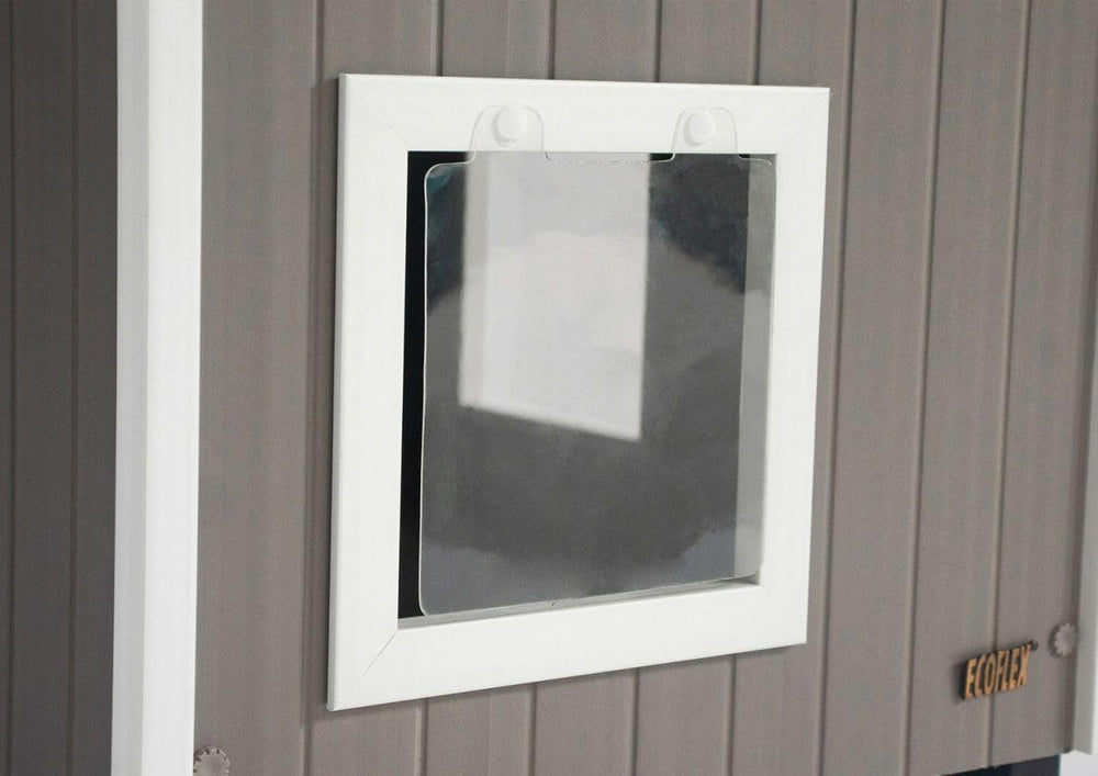 Puertas de vinilo duales protegen del viento y permiten escape seguro.