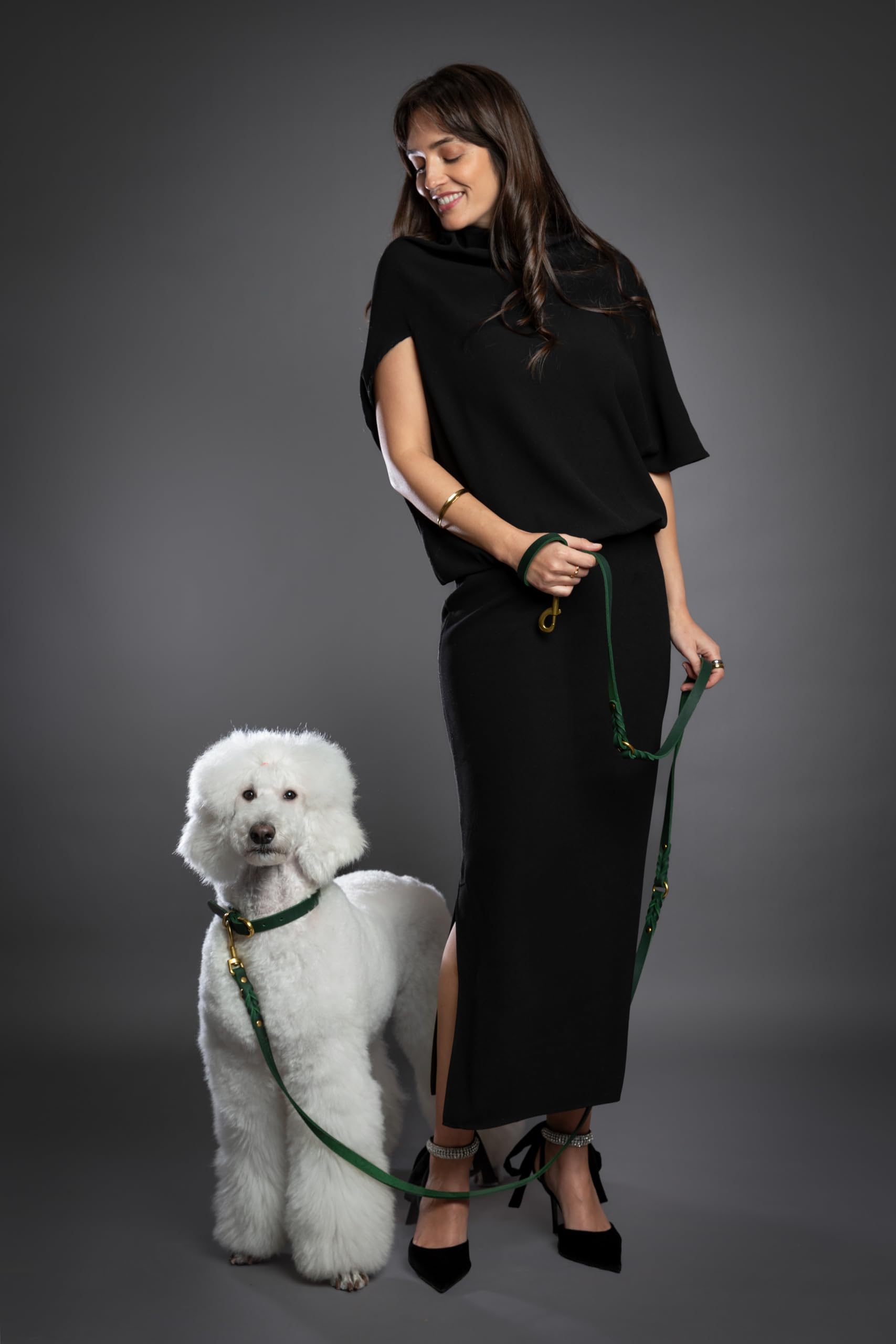 Correa de cuero suave NOAH & PAW, diseño versátil para cualquier tamaño de mascota.