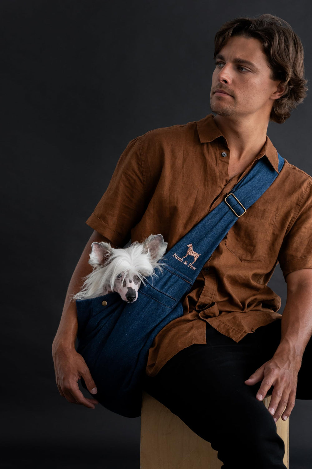 Portador NOAH & PAW con correa acolchada ajustable para mayor comodidad.