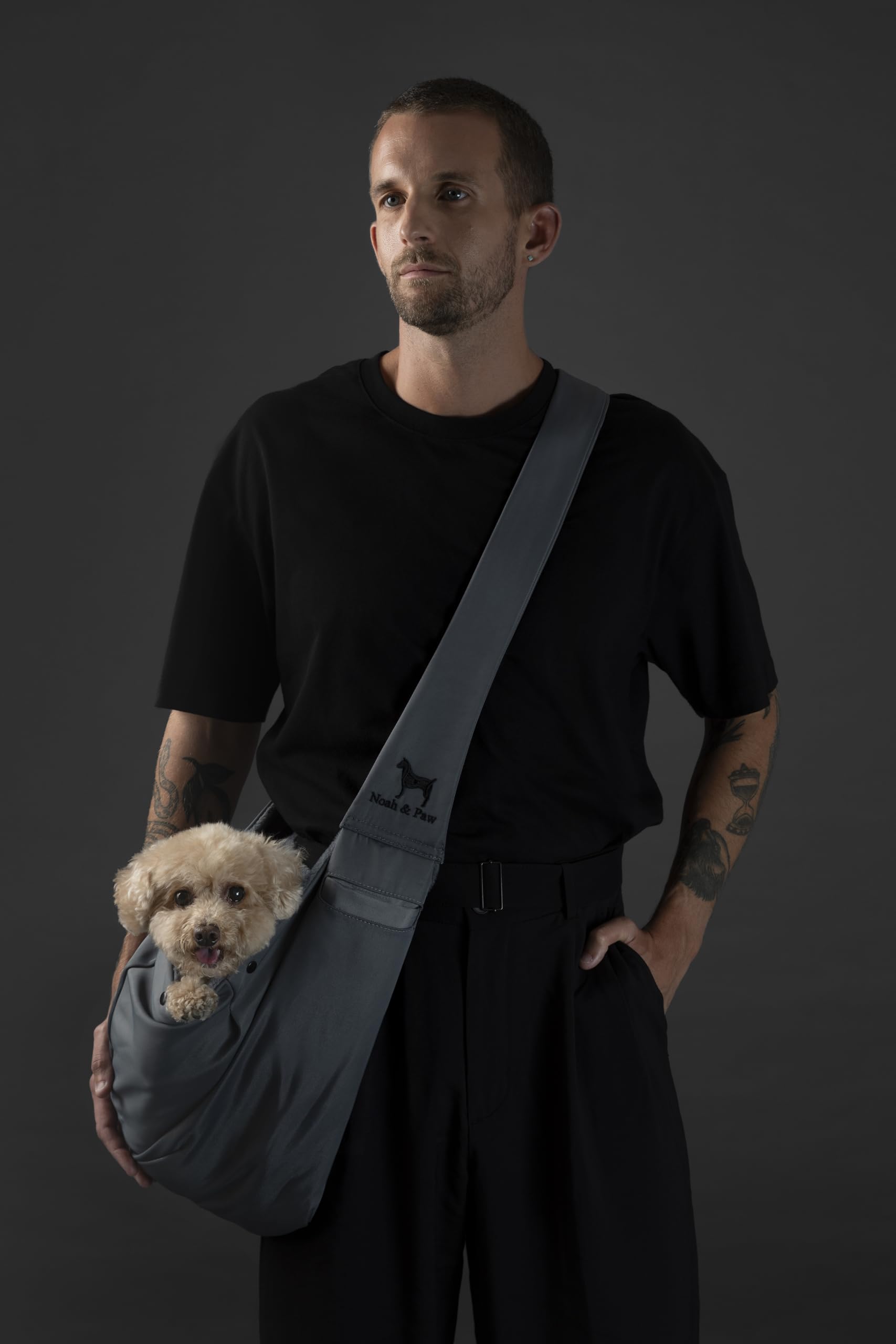 Correa acolchada y ajustable de NOAH & PAW Sling para mayor confort.
