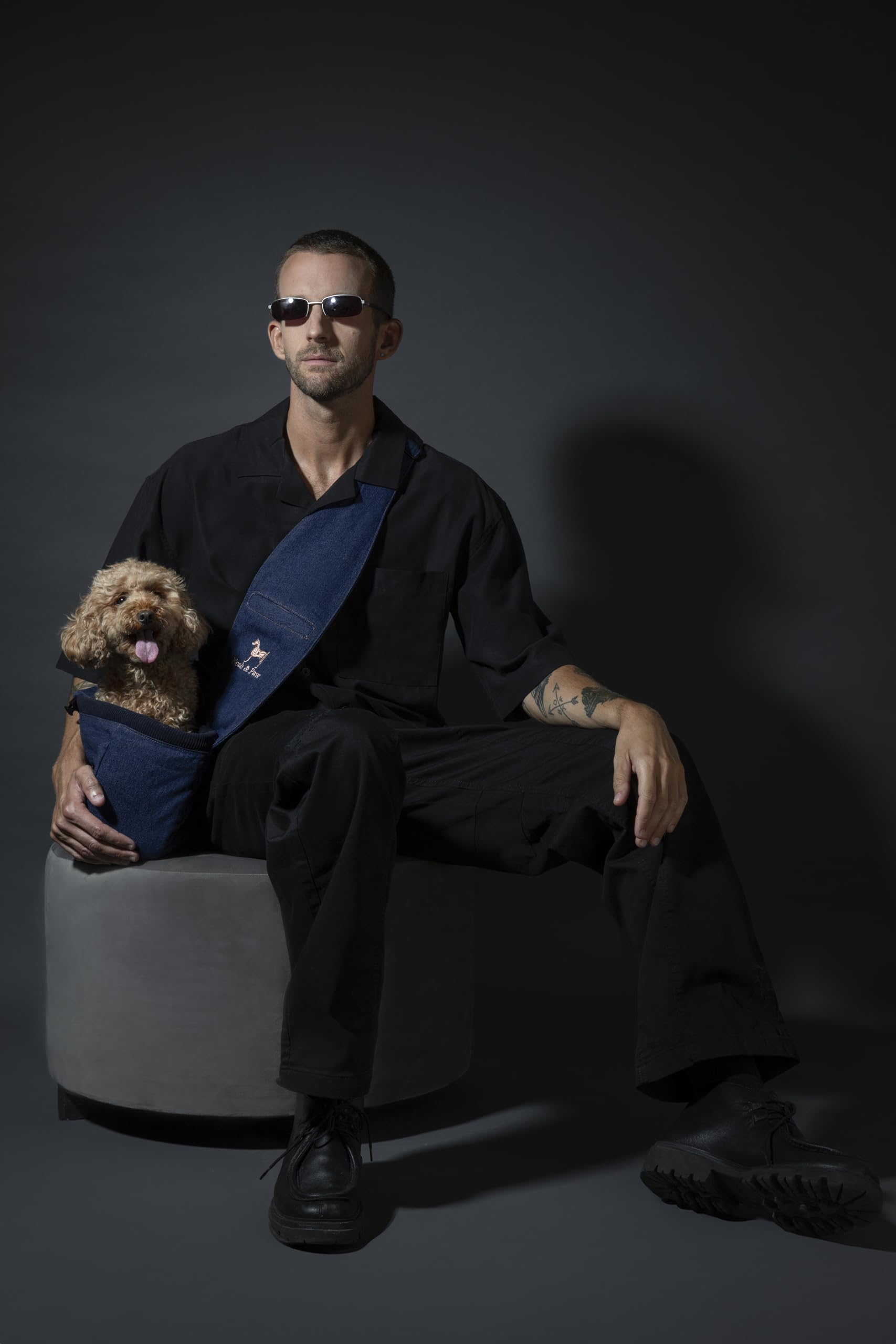 Noah & Paw sling con correa ajustable para un ajuste seguro durante caminatas.