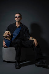 Noah & Paw sling con correa ajustable para un ajuste seguro durante caminatas.