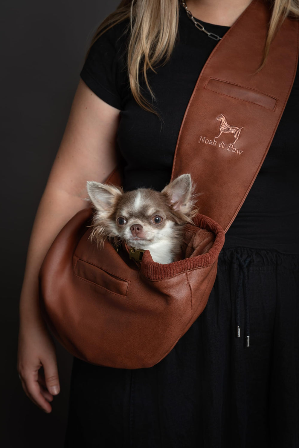 NOAH & PAW sling correa ajustable para mayor comodidad durante caminatas