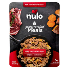 Nulo abriendo la bolsa, comida cocida lista para servir.