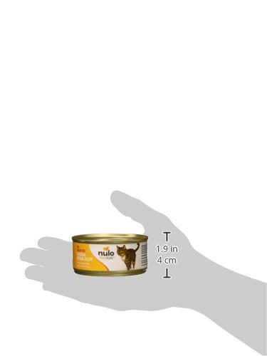 Gato disfrutando paté de Nulo, sabor suave y sabroso