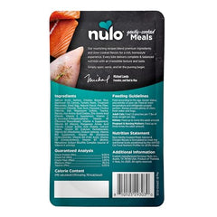 Nulo plato con salmón y pollo, textura apetecible.
