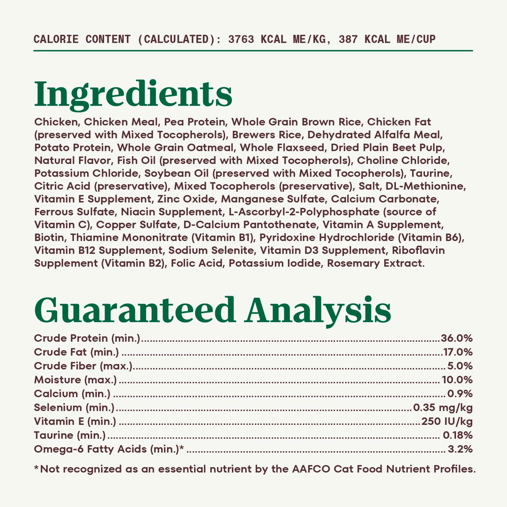 Nutro alimento seco con ingredientes naturales para gatos mayores.