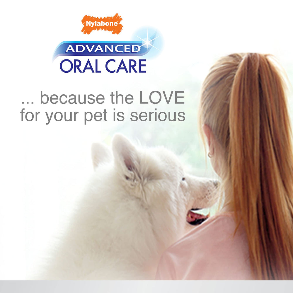 Aplicación diaria del spray dental Nylabone para dientes y encías.