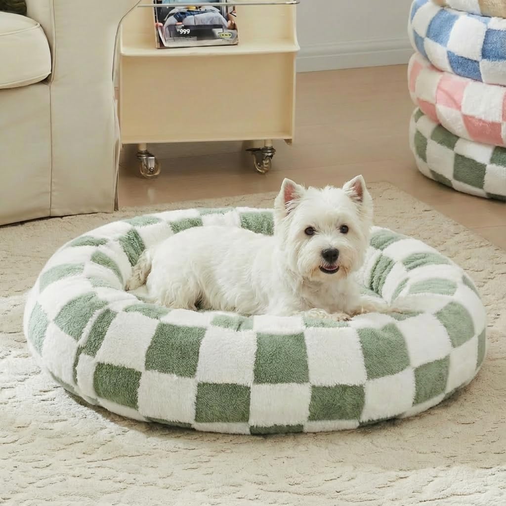 Cama redonda Ohocut para perro con cuadros verde salvia, ambiente cálido.