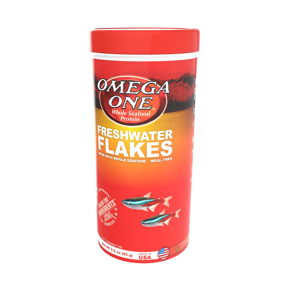 Omega One Freshwater Flakes con calidad superior para un acuario estable.