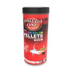 Pellets Color Súper cayendo lentamente en el acuario para alimentación diaria.