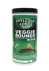 Omega One Veggie Rounds en envase de 8 oz para acuario, facilitando alimentación controlada.