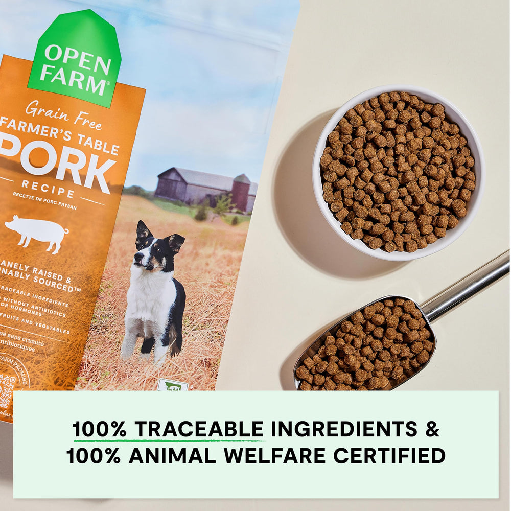 Open Farm hora de la comida: perro preparándose para alimentar con la bolsa.
