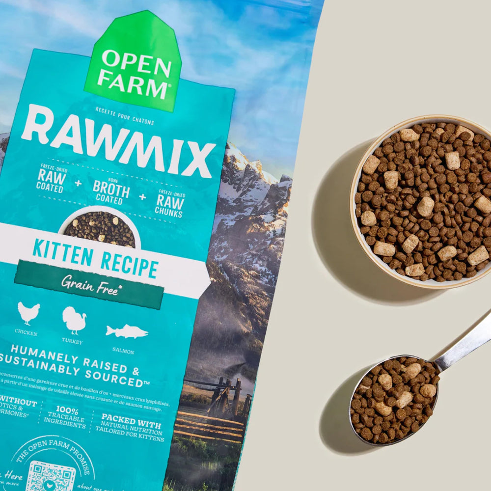 Open Farm RawMix kibble alto en proteína, sabor natural para gatos.