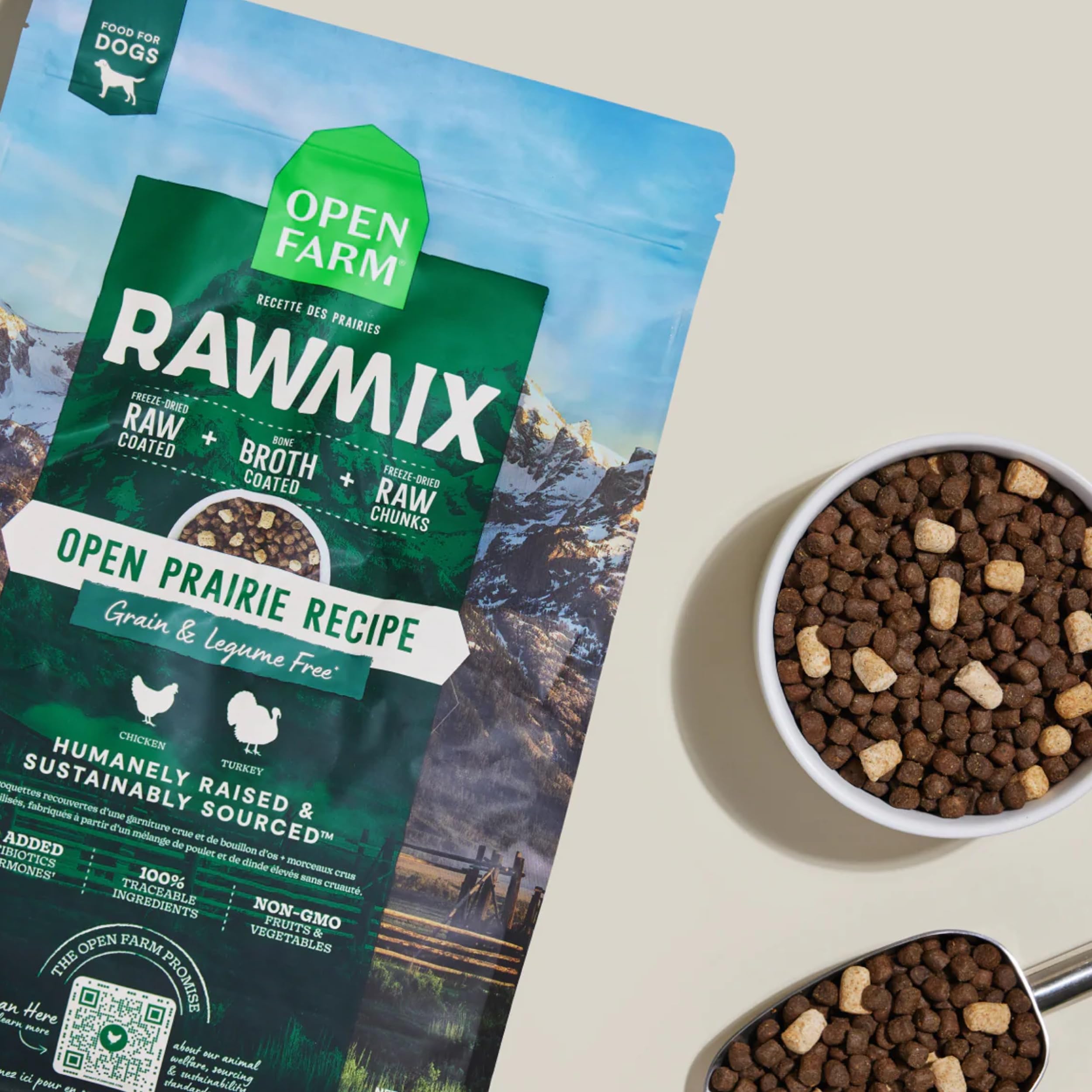 Trozos liofilizados crudos de Open Farm RawMix añaden sabor natural