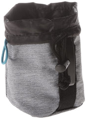 Outward Hound Treat Tote con costuras reflectantes para mayor visibilidad nocturna.