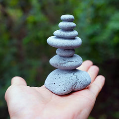 OwMell Piedras equilibradas Cairn para jardín, enfoque zen y ambiente sereno.