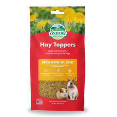 Oxbow Hay Toppers Meadow Blend conejo explorando heno enriquecido para fomentar forraje