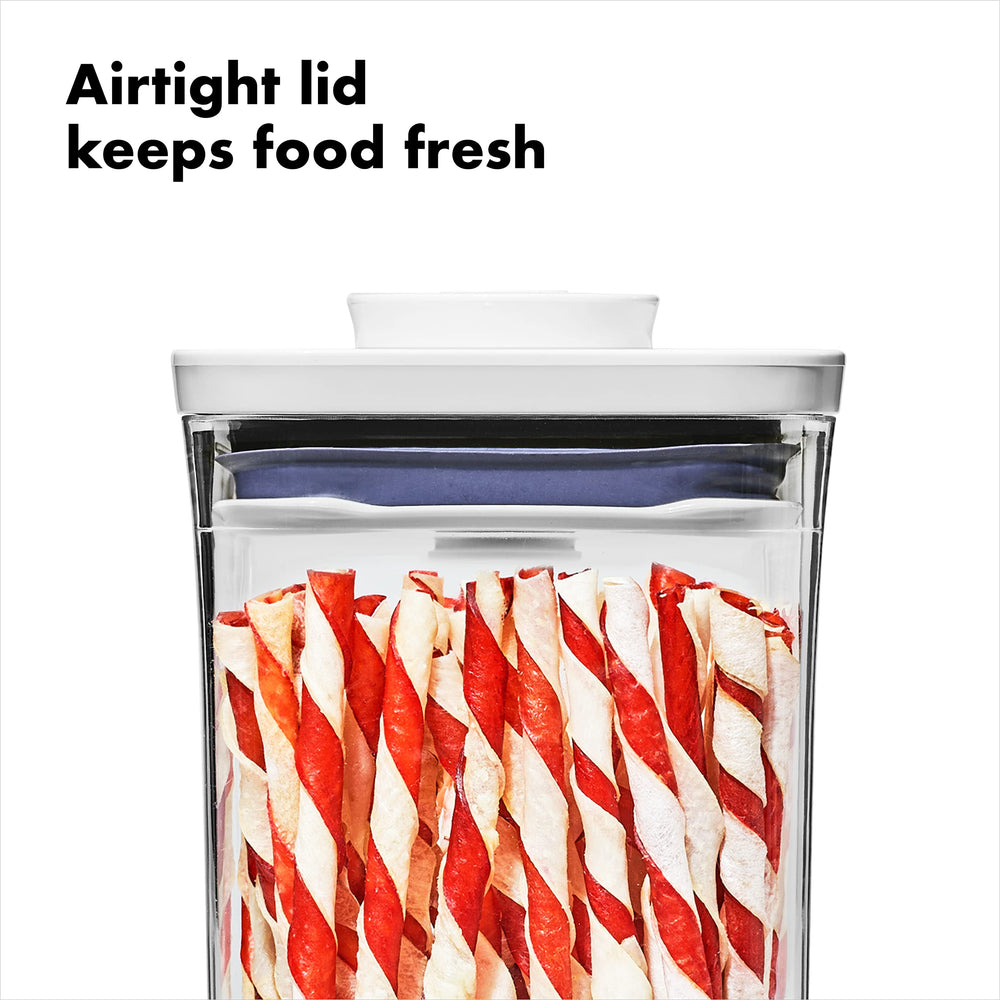 OXO Good Grips Pet POP design carre empilable pour optimiser l'espace.
