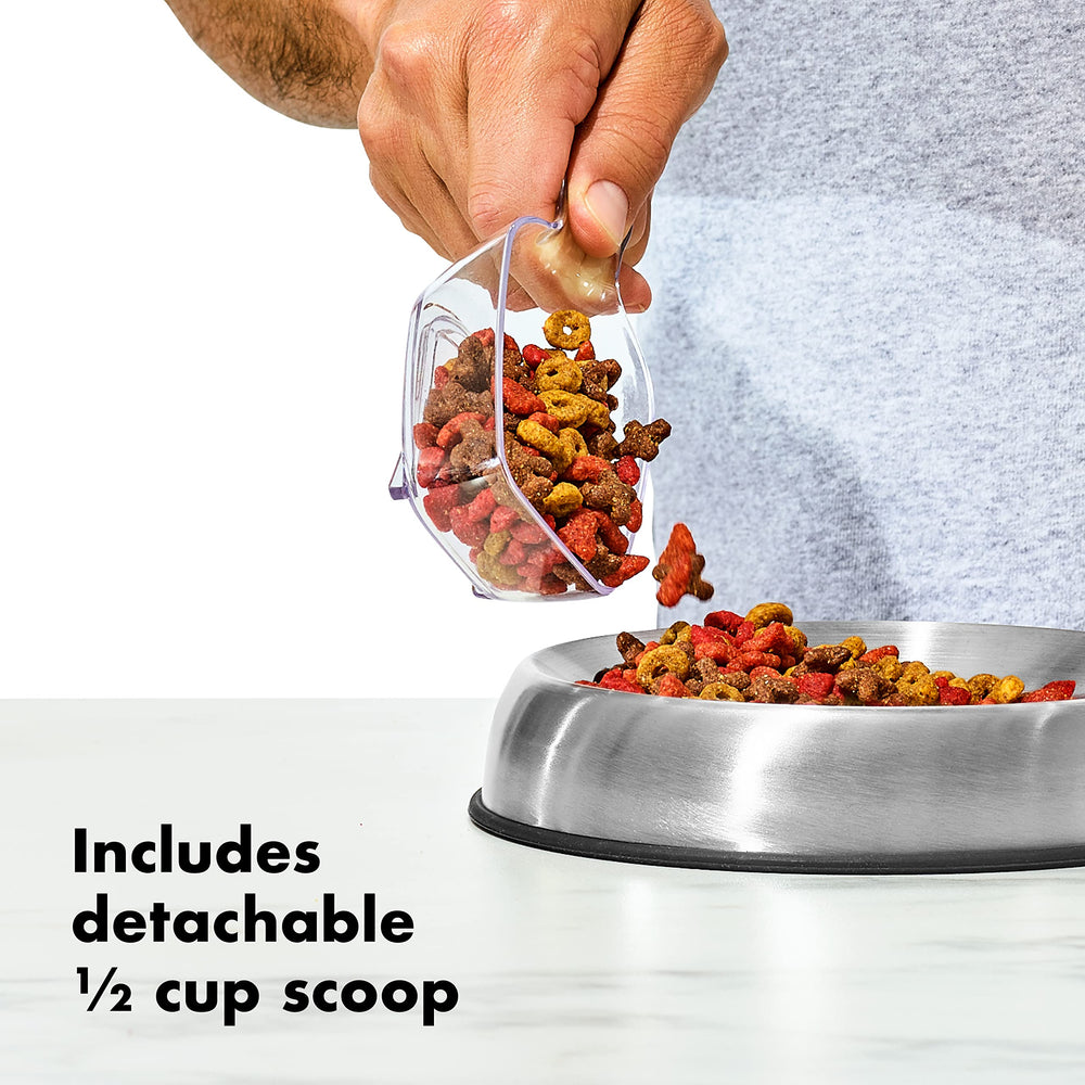 Base cuadrada de OXO Pet Pop facilita apilar en la despensa.