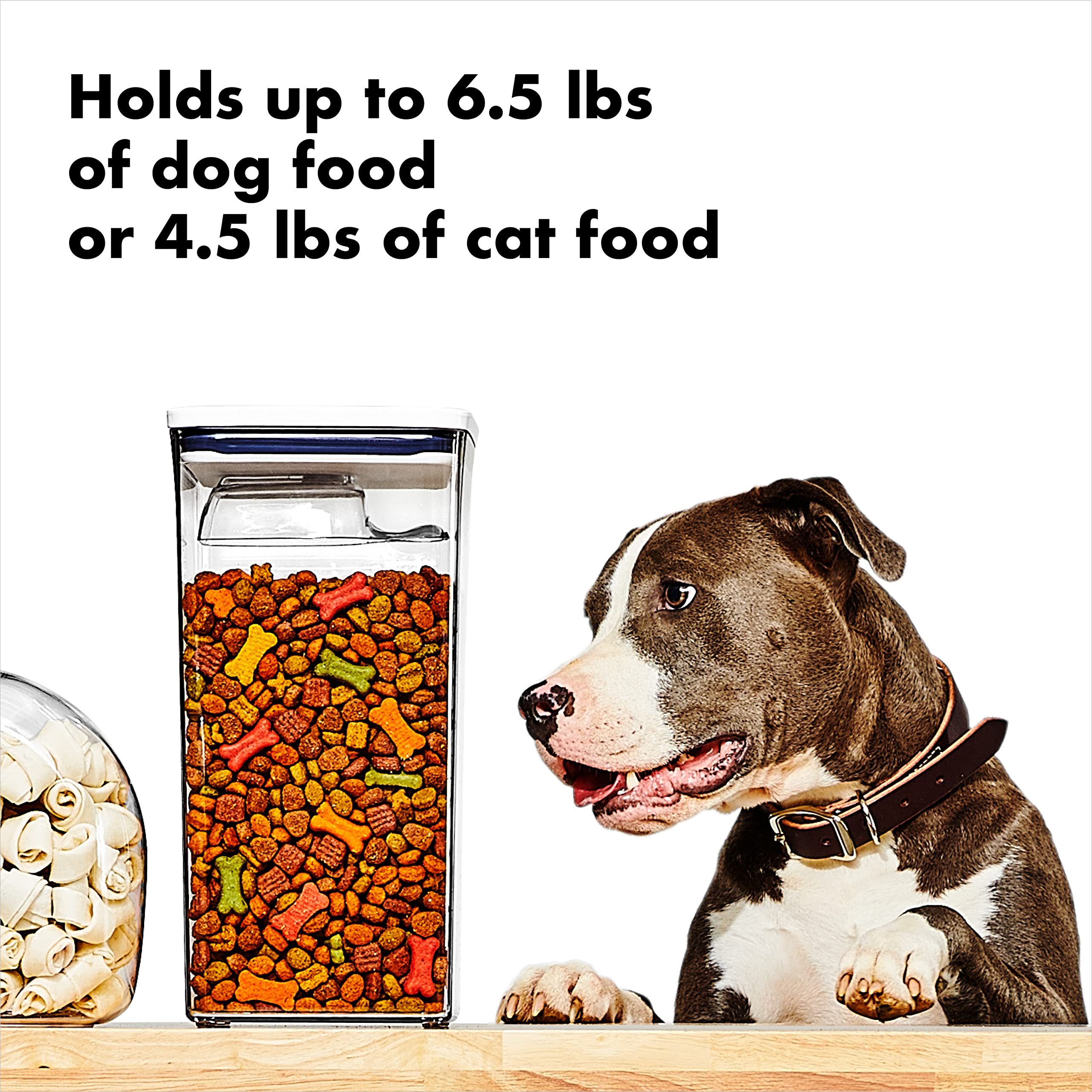 Cuchara medidora incluida en OXO Pet Pop para servir porciones precisas.