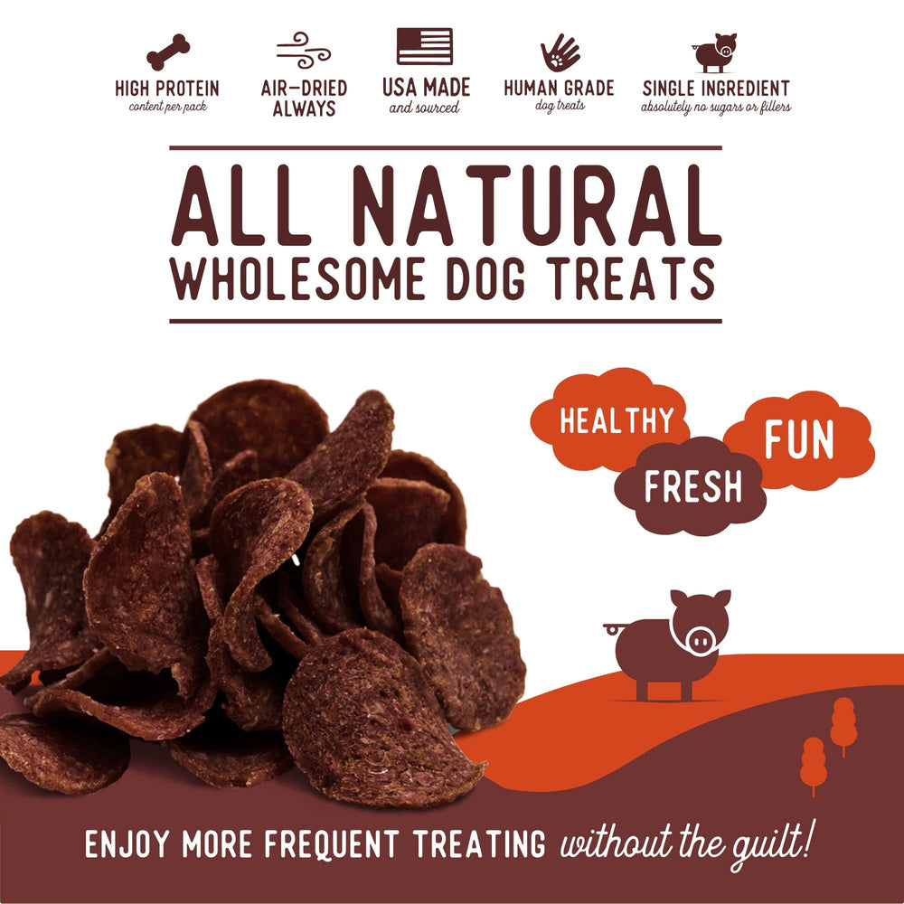 Perro disfrutando patitas de cerdo Beg & Barker snack sabroso para momentos de juego.