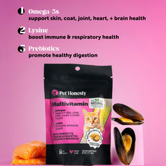 Pet Honesty Cat Multivitamin en acción: gato saboreando tratamiento sabroso