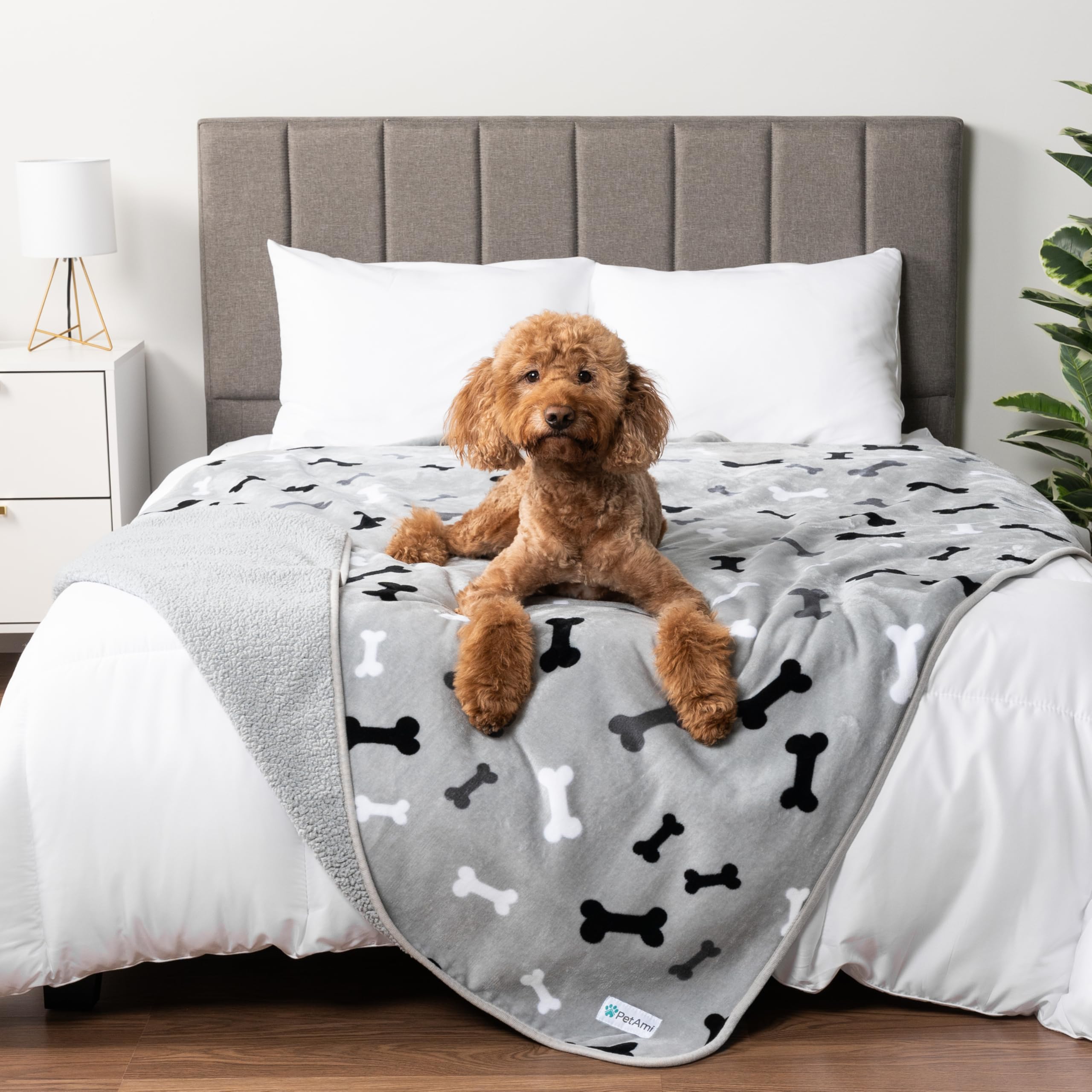 Manta impermeable PetAmi para perros extragrandes sobre sofá protege muebles