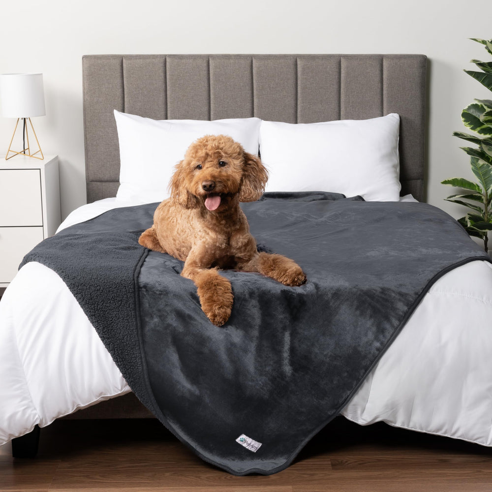 Manta reversible PetAmi con sherpa, vista lateral, mantiene cálido y cómodo.