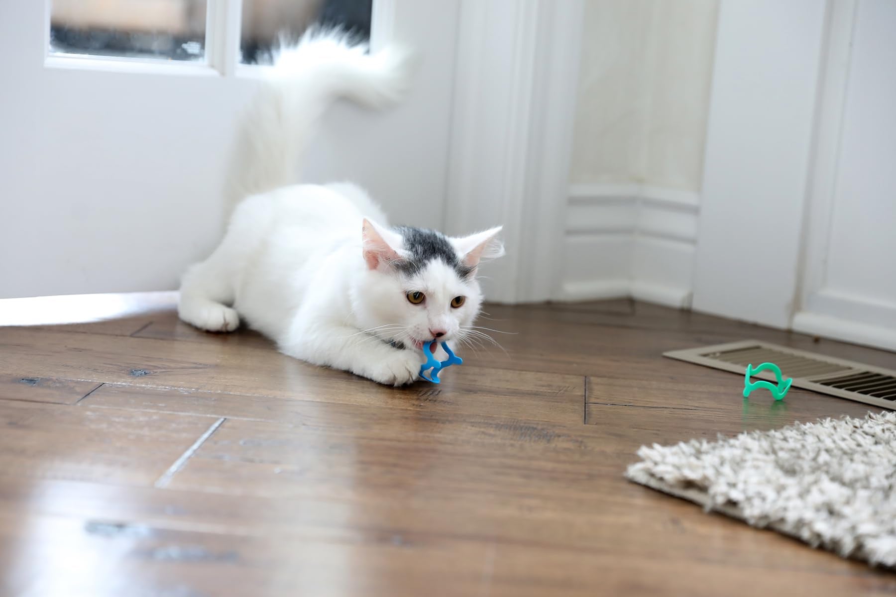 Petmate Cat Crazies, juguete interactivo púrpura neón, mejora la diversión impredecible del felino.
