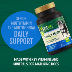 Perro mayor feliz tomando PetNC Senior Masticables con sabor a hígado.