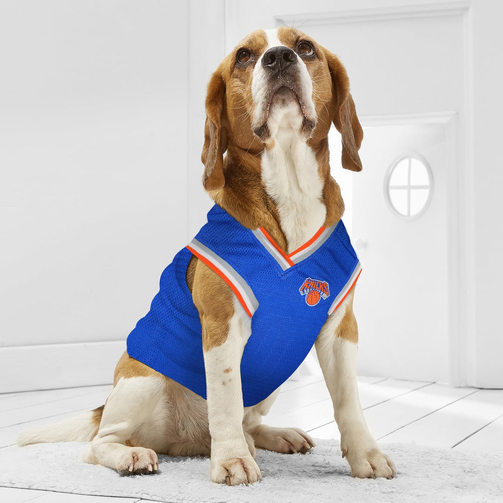 Pets First Knicks, tejido poly-mesh que brinda ventilación y ajuste cómodo.