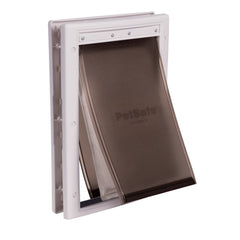 PetSafe Extreme Weather: puerta para mascotas instalada en puerta exterior, acceso cómodo.