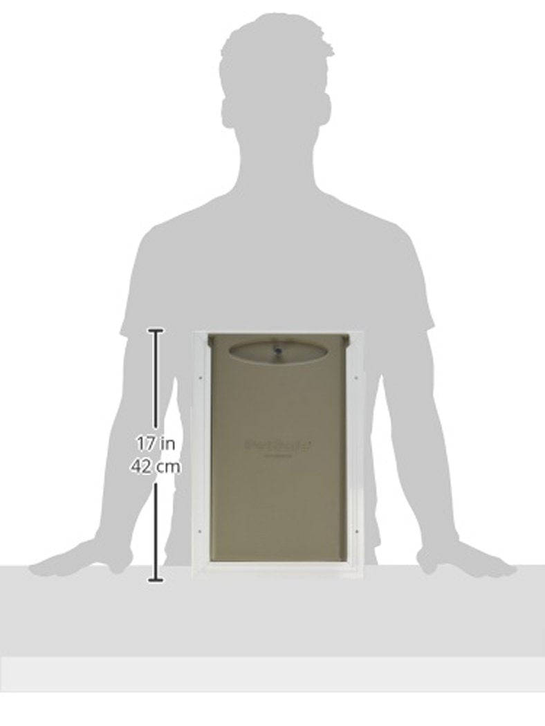 Puerta con panel deslizante y cierre para controlar el acceso exterior.