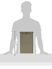 Puerta con panel deslizante y cierre para controlar el acceso exterior.