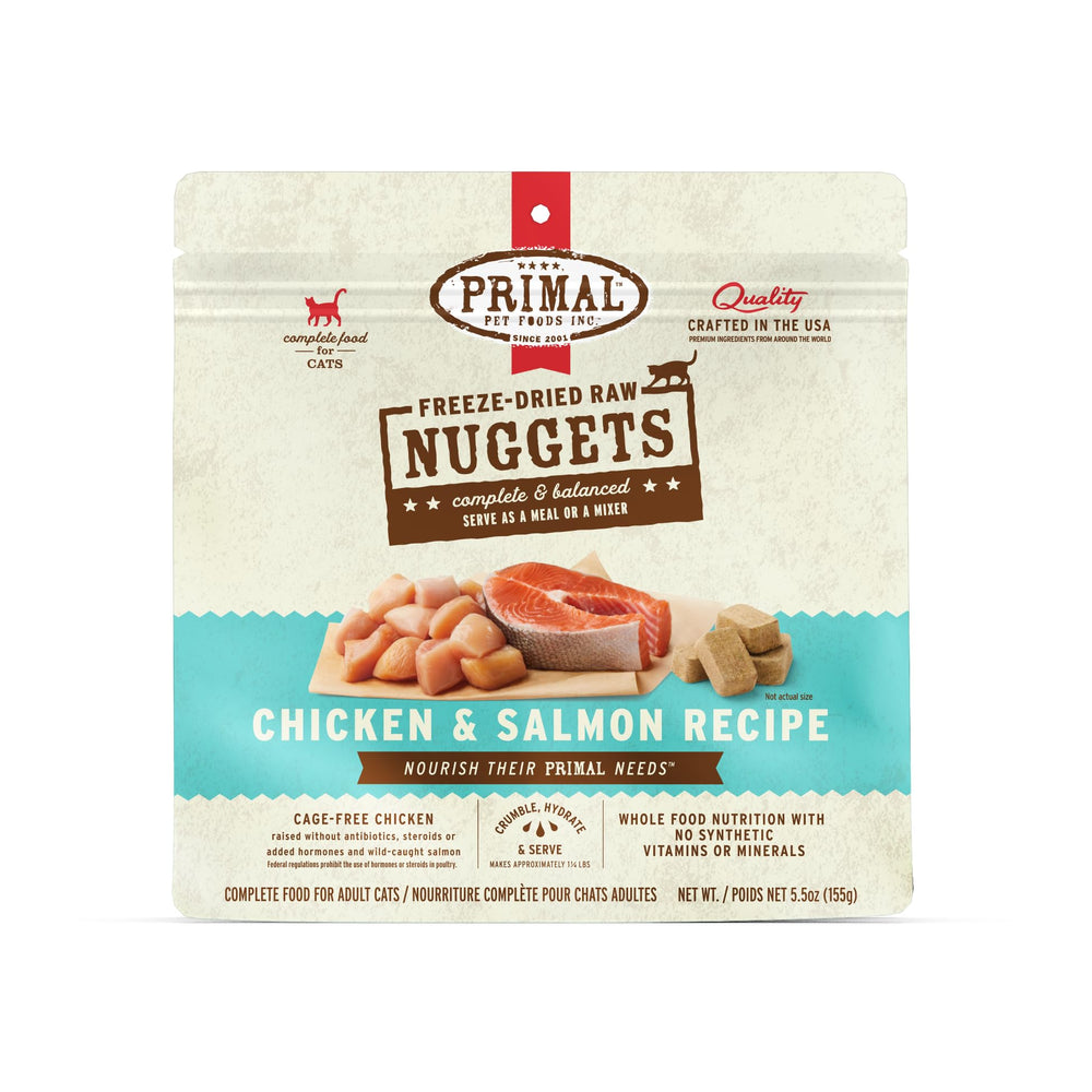 Primal Pet Foods Nuggets pollo-salmon, primer plano, comida completa y proteica para gatos.