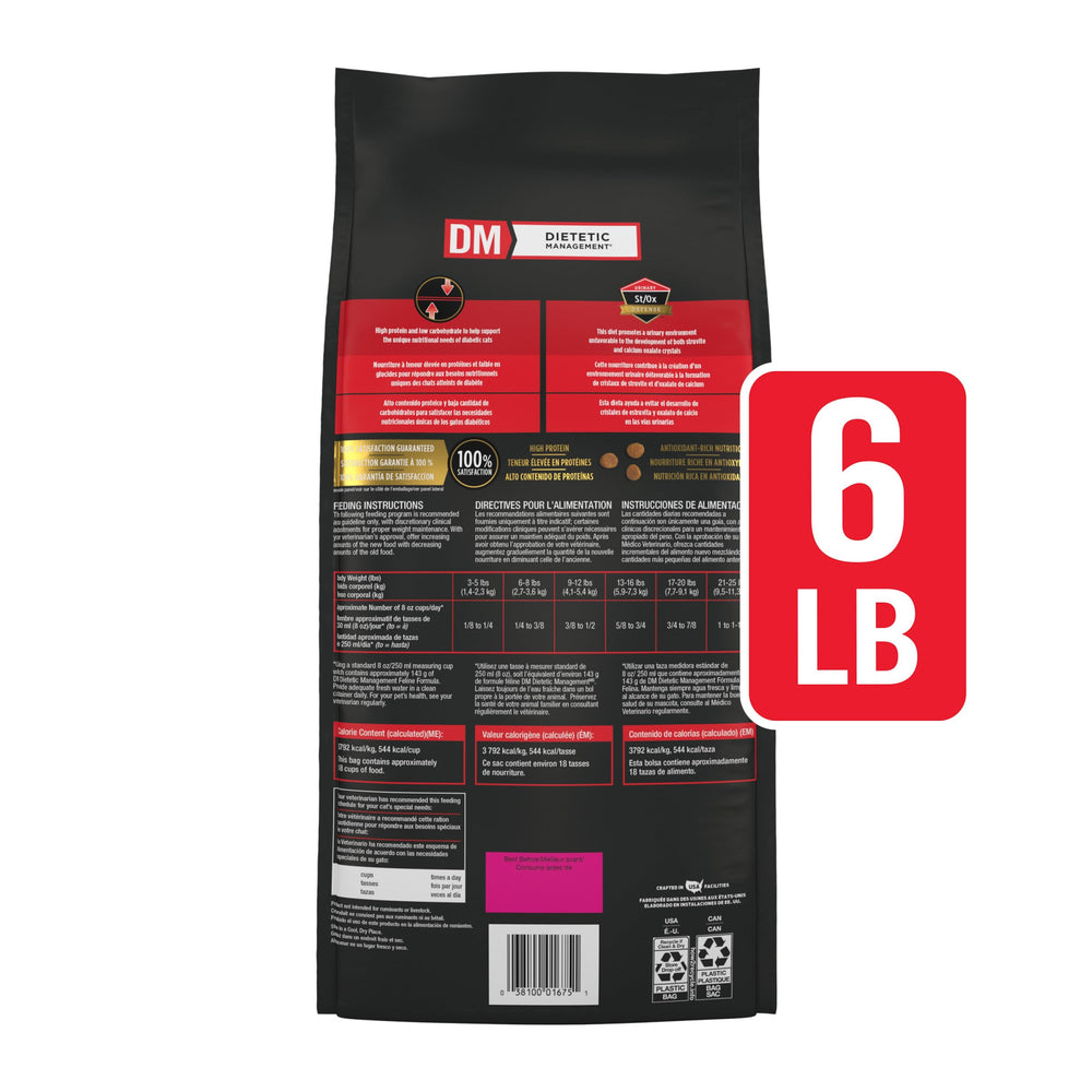 Gato adulto con Purina Pro Plan DM Dietetic Management, croquetas para alimentación regular.